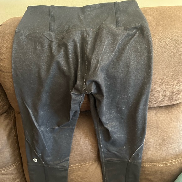 Cropped lululemon pants with button detail - Picture 2 of 5